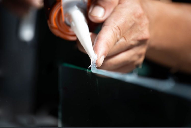 Cara pemakaian lem silikon yang baik dan benar